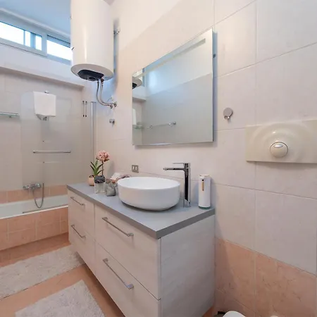 I Host - Falck 53 * ميلان